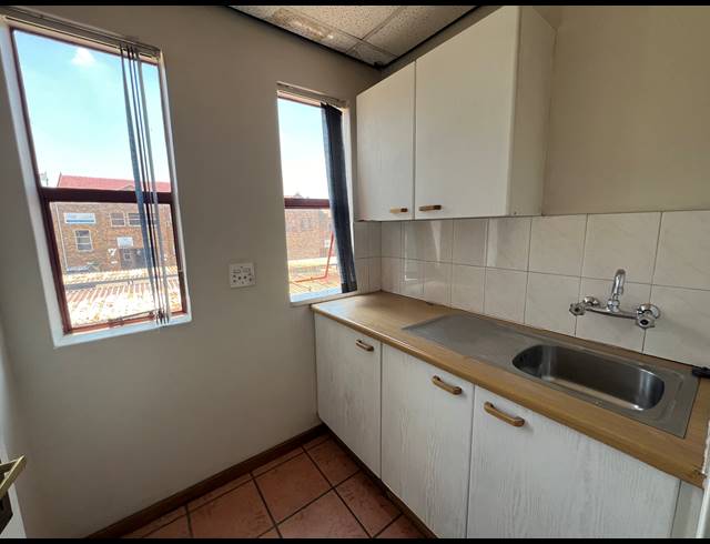 192M² BUSINESS TO LET IN WELTEVREDEN PARK